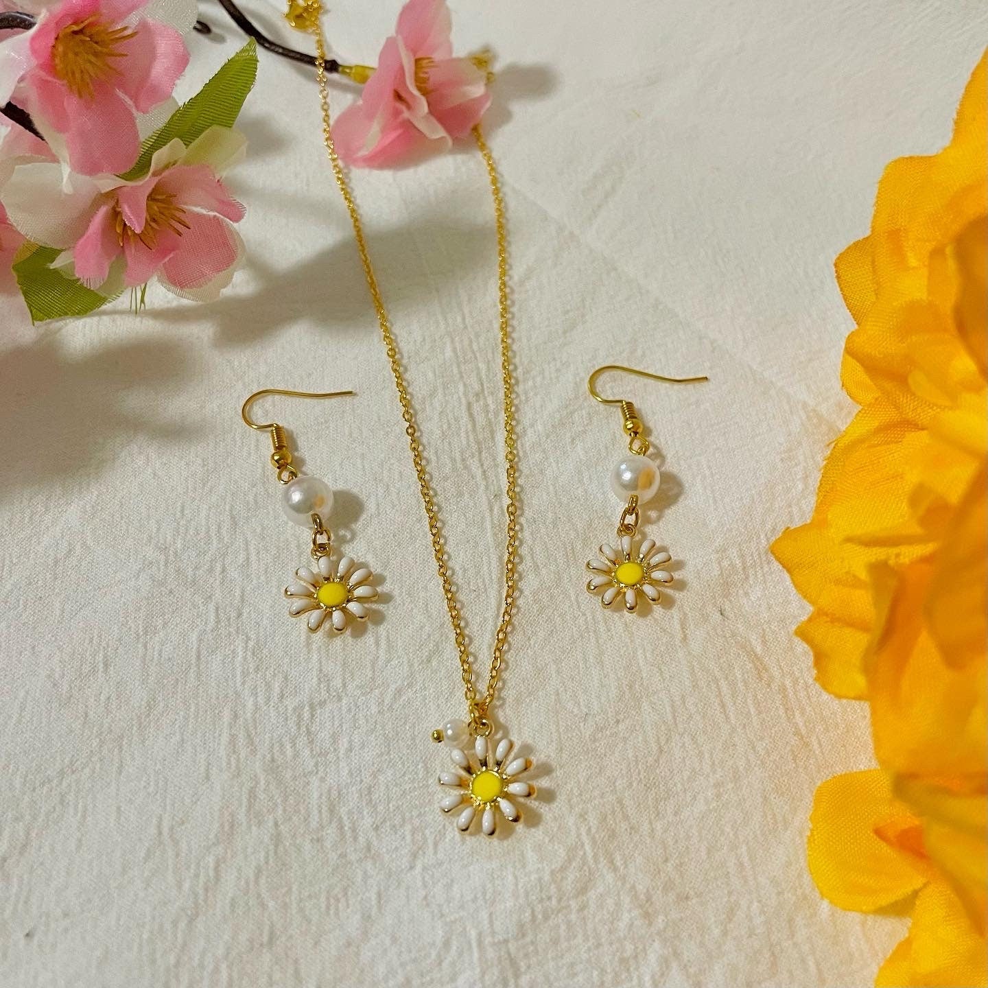 Golden Casual Wear Pearl daisy necklace, Size: Adjustable at Rs 100/piece  in New Delhi